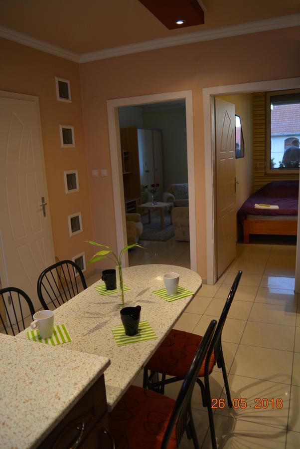 Berettyo Central Apartment บาแรตจูวิฟาลู ภายนอก รูปภาพ